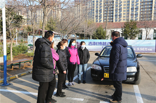 道路行车中，老司机都是怎么做到看似随意地加塞的？